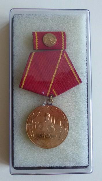 East Germany (DDR) : Medal for 25-years Loyal Service in the Combat-Groups of the Working Classes (Kampfgruppen der Arbeiterklasse) in original presentation case.