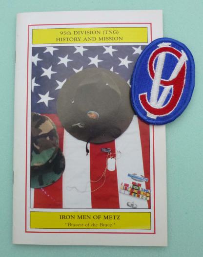 USA : 95th Division Shoulder Flash with a Booklet on the Division's History.