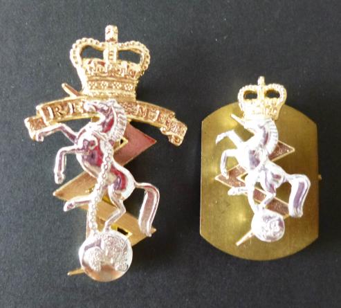 Royal Electrical & Mechanical Engineers (REME) Staybrite Queen's crown Cap & Collar Badge.