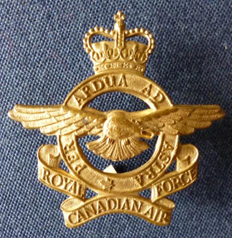 Canada : Royal Canadian Air Force Queen's crown Cap-badge.