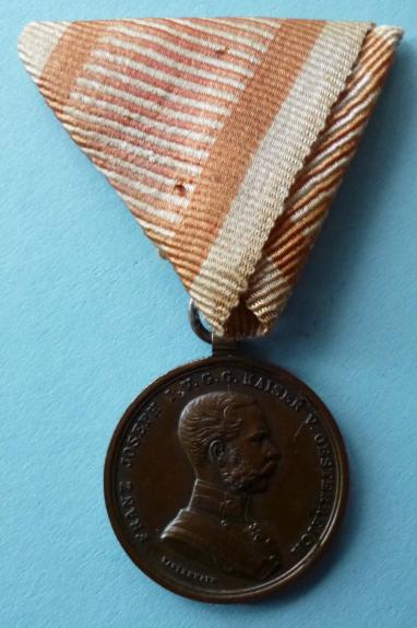 Austria : WW1 Imperial Bronze Bravery Medal 3rd Issue (with the old portrait of Kaiser Franz Joseph I).