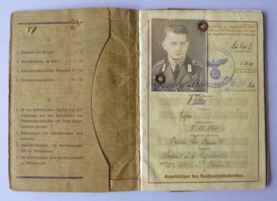 Third Reich : Reichsarbeitsdienst (RAD) Dienstausweis (Service-pass booklet).