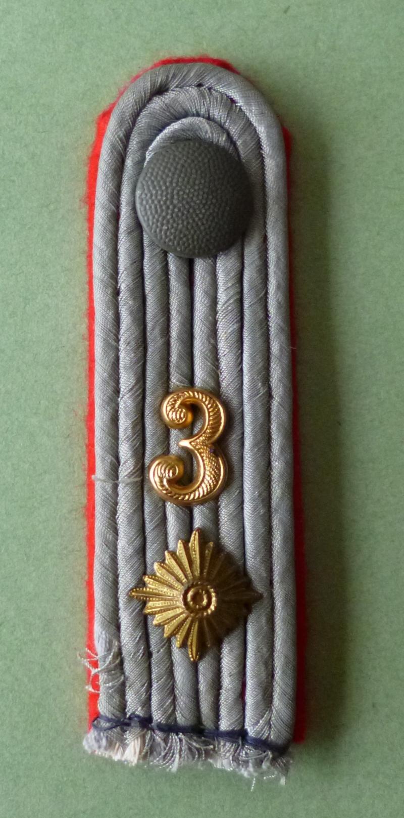 Third Reich : Wehrmacht / Heer (Army) 3rd Artillery Regiment  Oberleutnant's Epaulette.