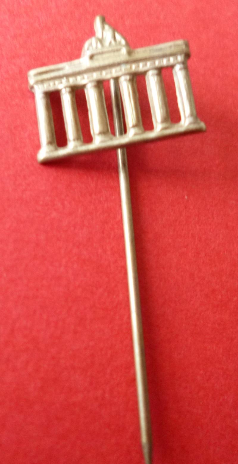 Third Reich : Brandenburg Gate Stickpin Souvenir of Berlin Lapel-badge.