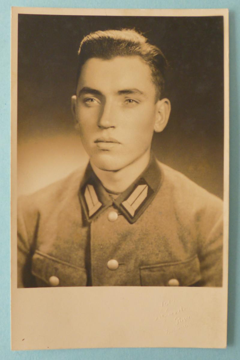 Third Reich : Postcard-photo of a Reichsarbeitsdienst (RAD) Arbeitsmann Wearing the Post-1942 pattern Collar-patches.