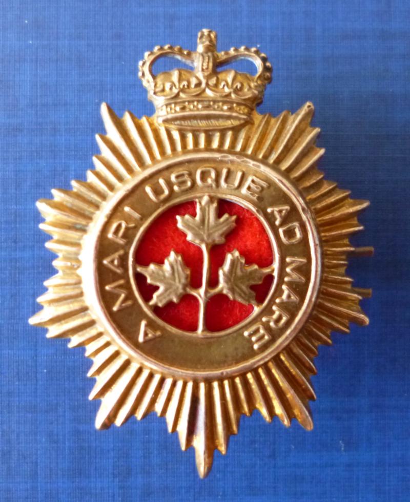 Canada : Canadian Guards Queen's crown Cap-badge.