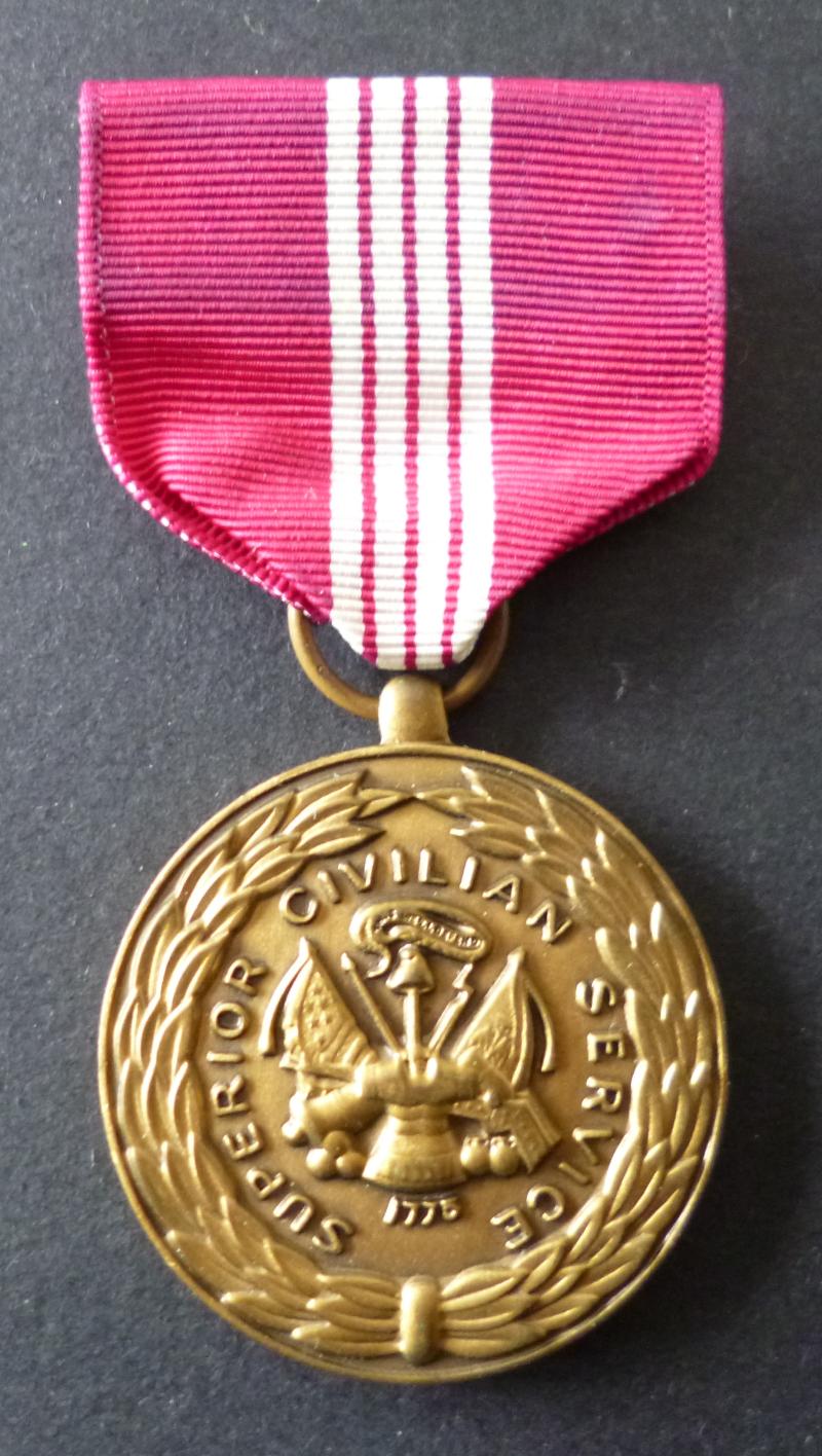 USA : Superior Civilian Service Medal.