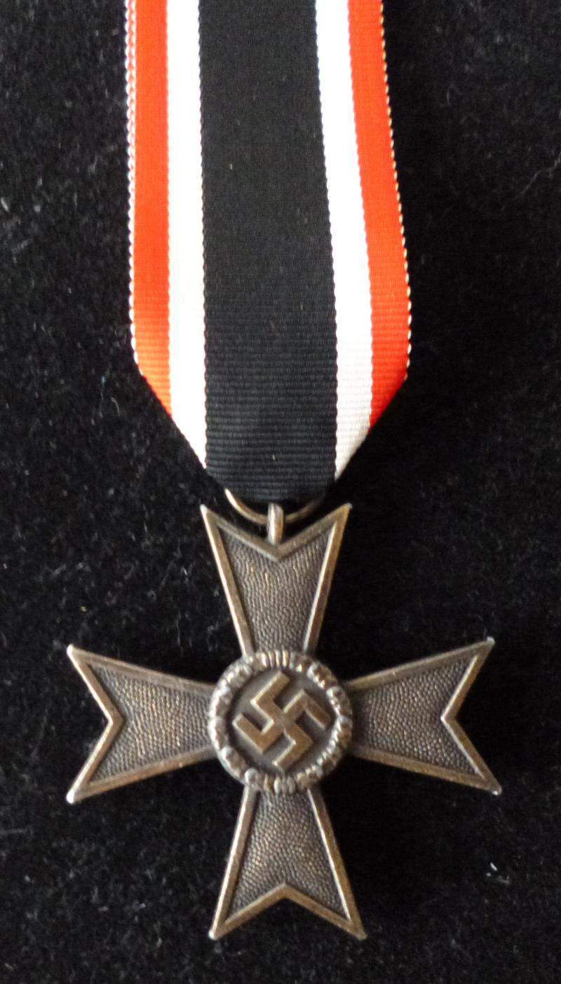 Third Reich : War Merit Cross 2nd Class without Swords (Kriegsverdienstkreuz 2 Kl. ohne Schwertern).