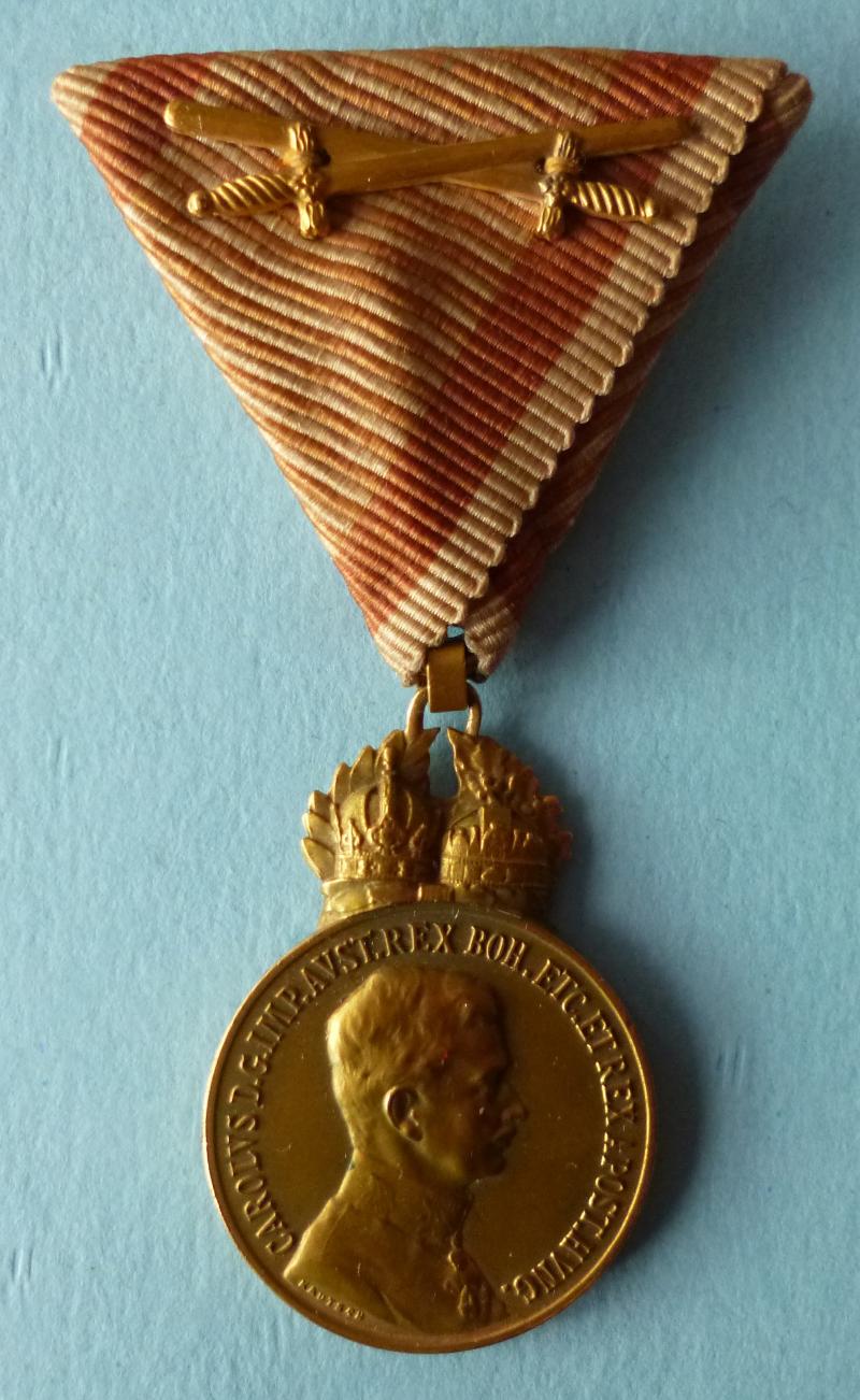 Austria : Emperor Karl WW1 Military Merit Medal in Gilded Bronze  (Militärverdienstmedaille) *Signum Laudis