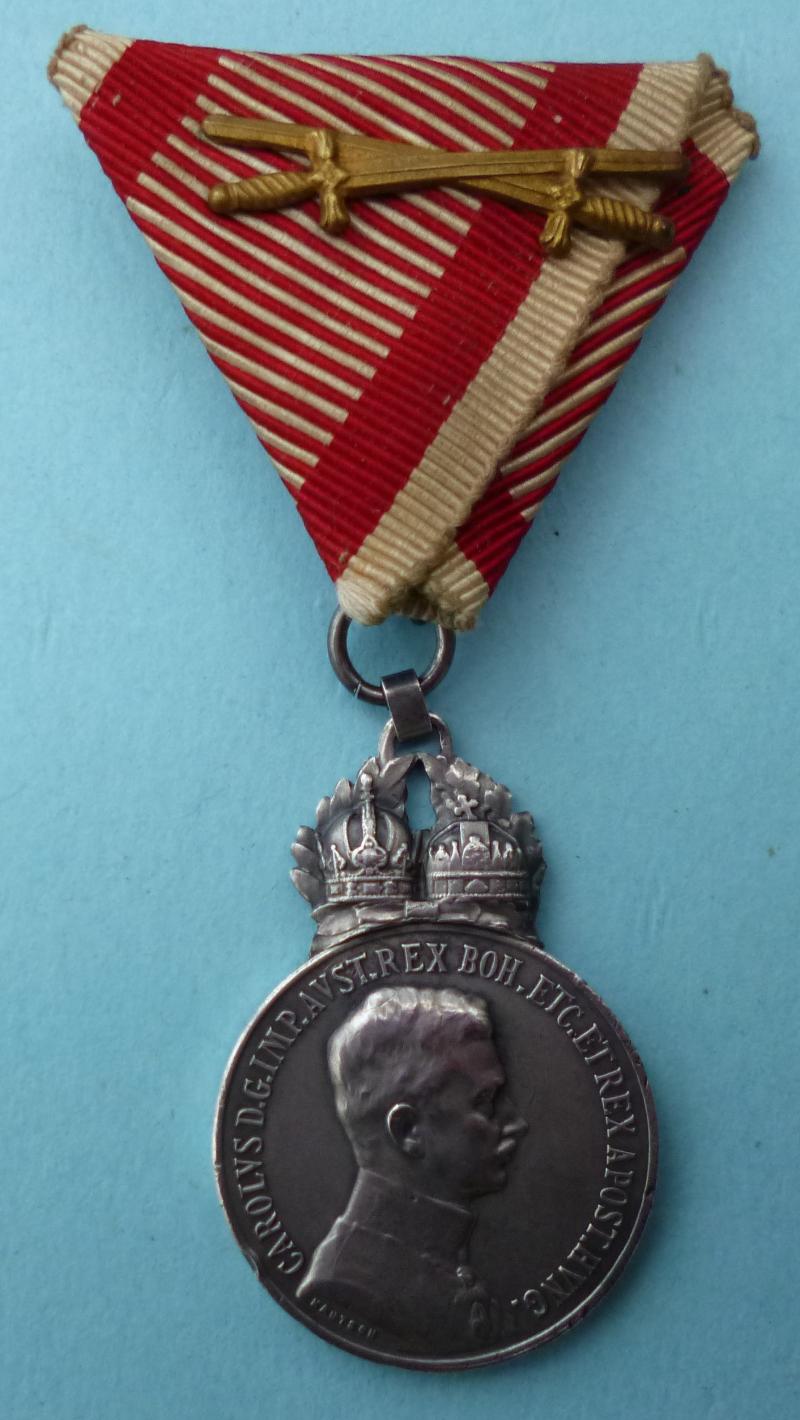 Austria : Emperor Karl WW1 Military Merit Medal in Matt Silver (Militärverdienstmedaille) *Signum Laudis