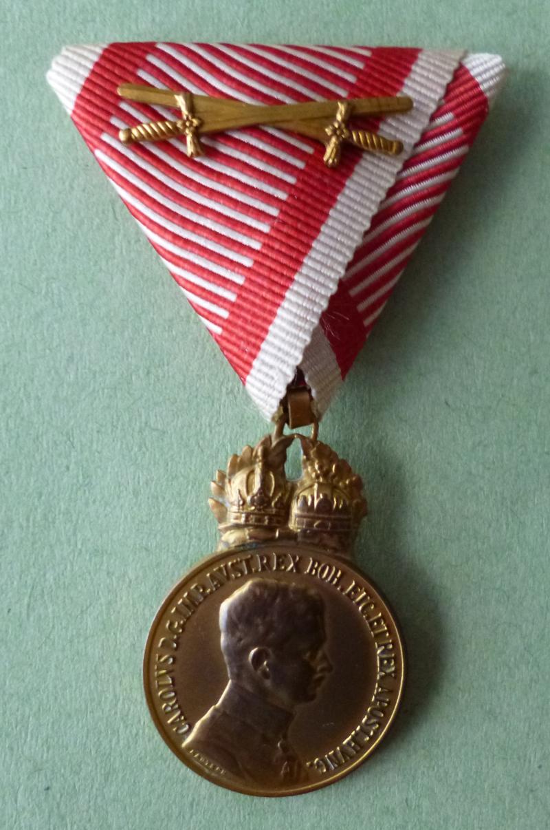 Austria : Emperor Karl WW1 Military Merit Medal in Gilded Bronze (Militärverdienstmedaille) *Signum Laudis