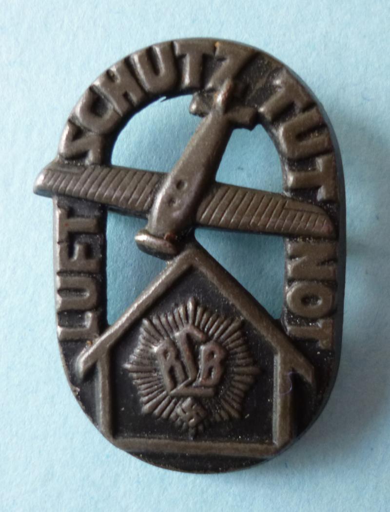 Third Reich ; RLB 'Luftschutz Tut Not' Donation-badge.