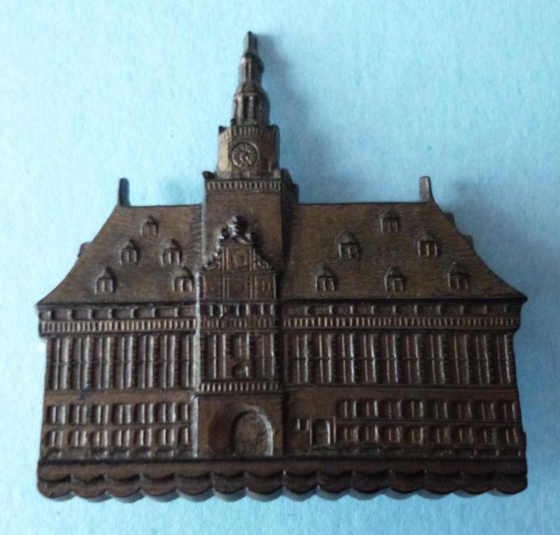 Third Reich : Kriegs-WHW Gau Weser-Ems Plastic Donation-badge in the 1939-40 'Rathaus' Series.