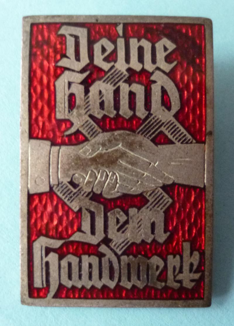 Third Reich : Enamelled Pin-back Badge celebrating German Hand-craft.
