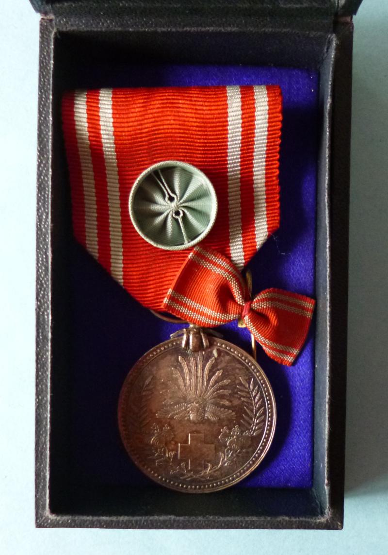 Japan : WW2 Red Cross Members Medal Complete in Presentation-case.