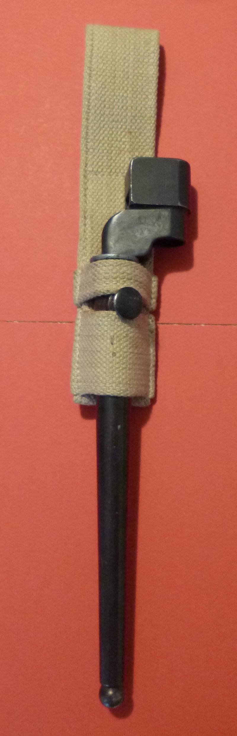 WW2 Lee-Enfield Bayonet No.4 Mark II with Scabbard and Frog.