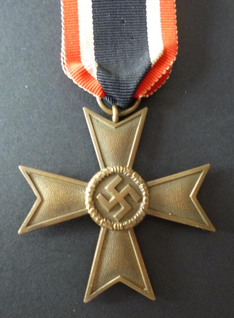 Third Reich : War Merit Cross 2nd Class without Swords (Kriegsverdienstkreuz 2 Kl. ohne Schwertern).