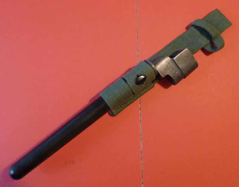 WW2 Lee-Enfield Bayonet No.4 Mark II with Composite Straight Scabbard and Frog.