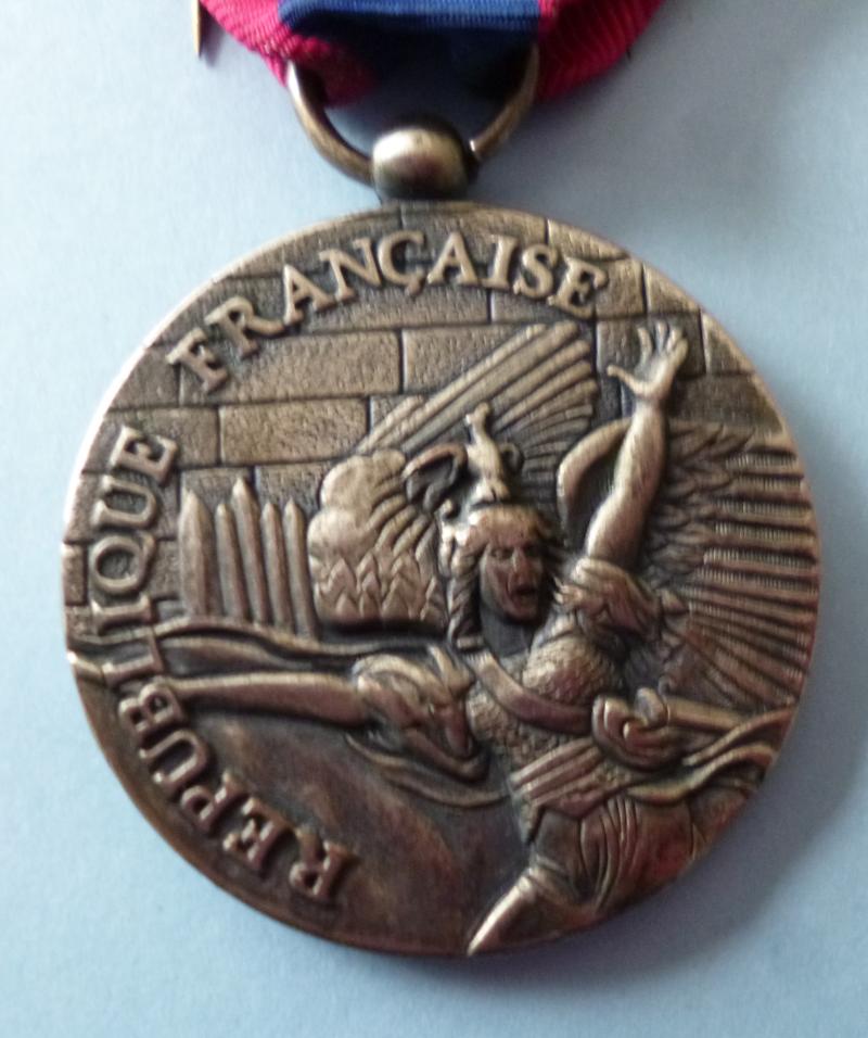 France : National Defence Medal (Médaille de la Défense nationale).