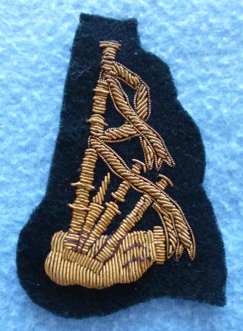 Army Piper's Gold-wire on Rifle-green Arm-badge.